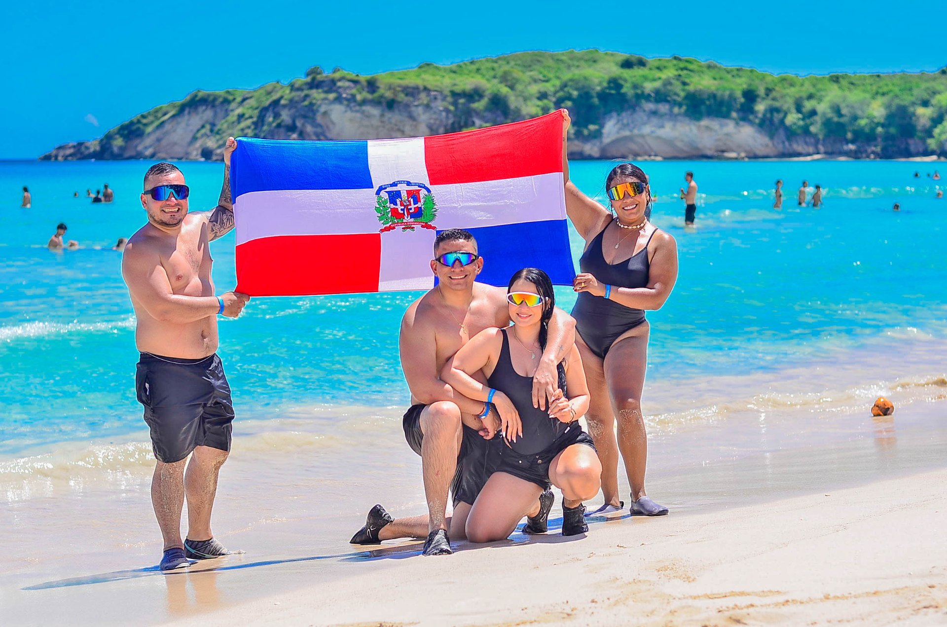 Routers en Playa Macao con bandera dominicana