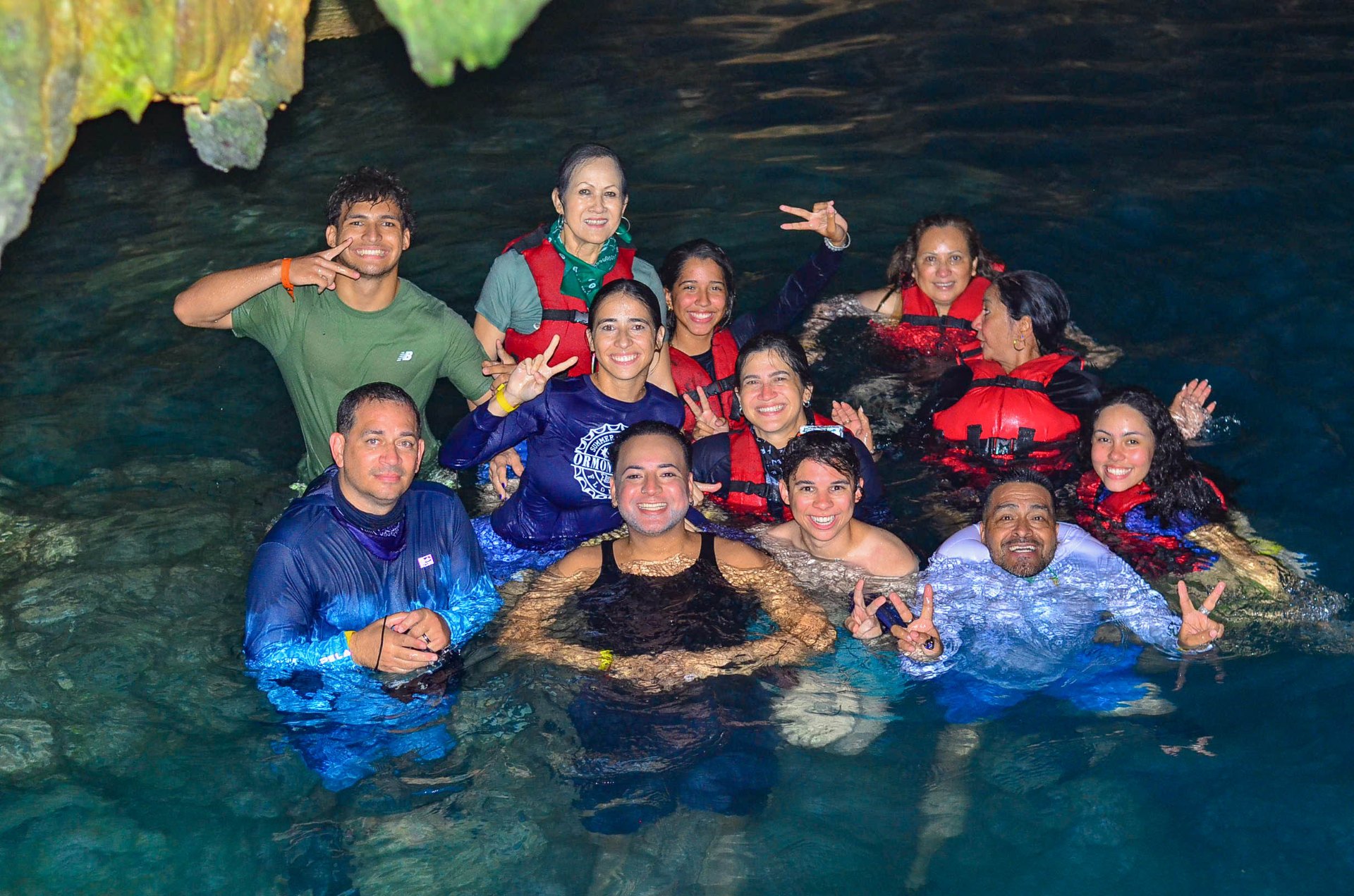 Grupo Routers dentro del cenote